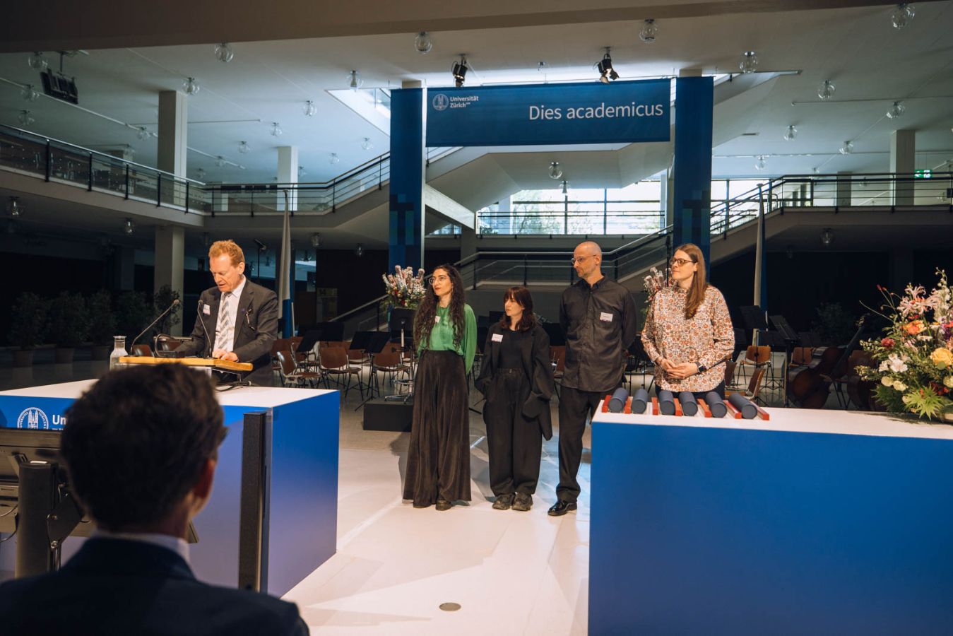 Prorektor Prof. Dr. Christian Schwarzenegger vergibt den Team Effort Preis 2025 an CARAH – Collective for Anti-Racist Art History